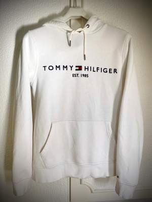 Vit Tommy Hilfiger hoodie i mycket fint skick. Väldigt lite använd, inga fläckar. 