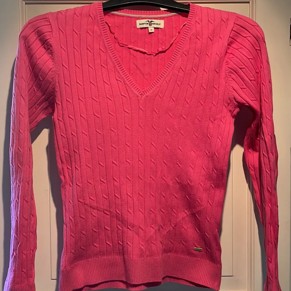 Två kabelstickade tröjor, rosa i XS och mörkblåa i S. Båda för 80 kr. Stickat.