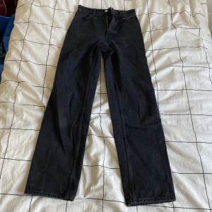 Svarta jeans  - Säljer ett par svarta jeans från Monki i storlek 32.