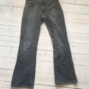 Säljer dessa gråa bootcut jeans som passar mig som är 169 men passar även den som är längre!