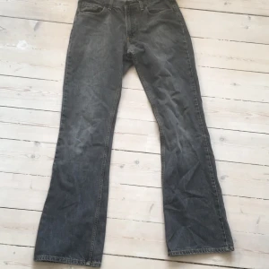 Lågmidjade bootcut gråa jeans - Säljer dessa gråa bootcut jeans som passar mig som är 169 men passar även den som är längre!