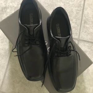 Kostymskor - Ett par fräscha kostymskor som ser ut som nya. De har använts ett fåtal gångar. 