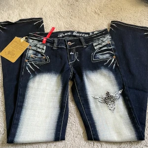 Low waist bootcut jeans  - Blue queens jeans, aldrig använda då jag ej kunde lämna tillbaka. Midjemåttet är 36cm tvärsöver, grenhöjd 20cm, innerbenslängd 85cm. Skriv innan du köper!