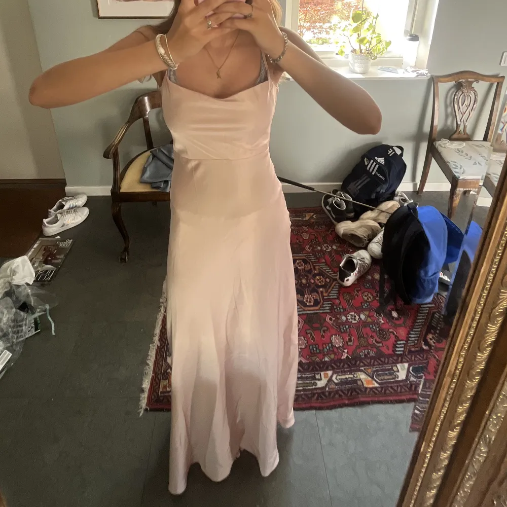 Säljer min ljusrosa balklänning från ASOS, helt oanvänd då jag missade retur datumet! Jag är 173 och har storlek 36 i klänningen. Mjukt material EJ genomskinlig💖DM:a vid intresse!. Klänningar.
