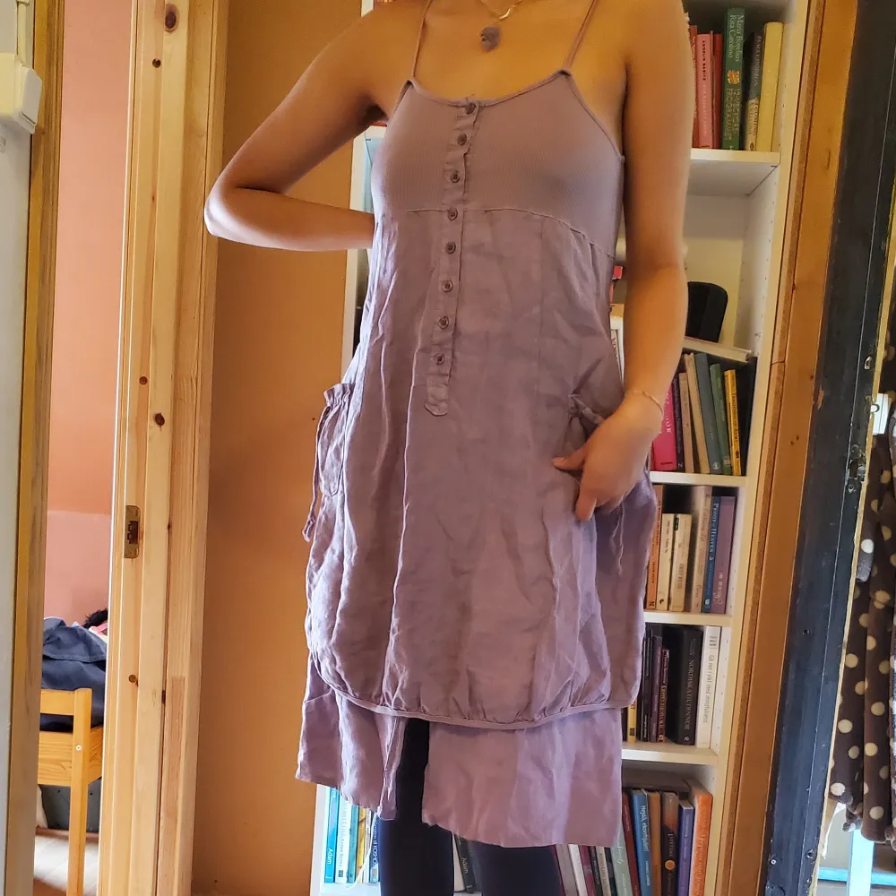 En lilac färgad linne klänning men en jätte söt design! Perfekt för varma sommmardagar!. Klänningar.