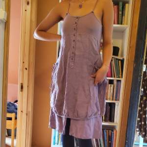 En lilac färgad linne klänning men en jätte söt design! Perfekt för varma sommmardagar!