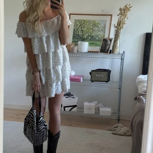 Vit klänning  - Slutsåld klänning från zara🌸🌸verkligen så fin men har inte kommit till så mycket användning tyvärr! Buda💓Eller köp direkt för 480