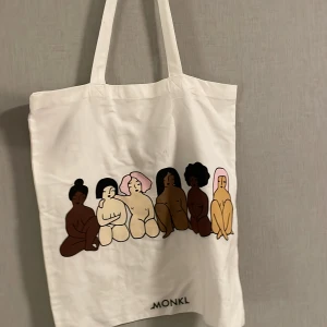 tote bag - säljer en tote bag då den inte kommer till ändvändning, har ganska många fläckar men försökte få bort det mesta🤗 Ordinare pris: 99kr || Kontakta mig om ni har några frågor<3