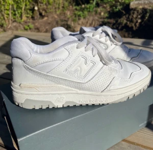 New Balance 550 stl 38 - Köpta på tradera men de var tyvärr för stora för mig! Storlek 38, i gott skick. Kan mötas upp i Lund, annars tillkommer frakt!