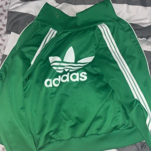 Tröja  - Säljer min gröna adidas tröja 