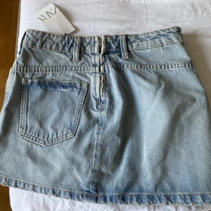 Jeans kjol - Super snygg jeans kjol från zara , prislappen är på och är aldrig använt enbart testat💕