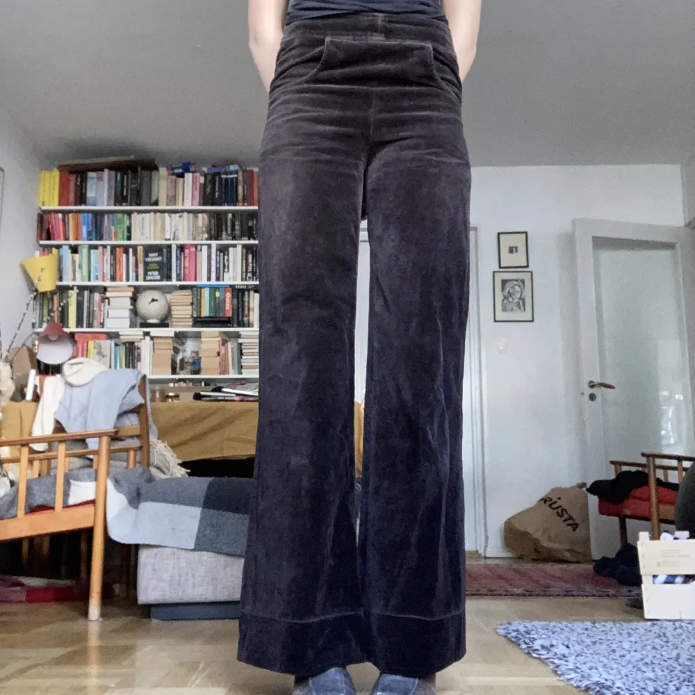 De snyggaste manchesterbyxorna jag nånsin hittat, är tyvär för små för mig med storlek 36. Autentiskt 70- tals byxor men två stora fickor fram och en dragkedja mitt bak. Det är ej stängda bak i första bilden.  Midja tvärs över: 30 cm Innerbenslängd: 81 cm. Jeans & Byxor.