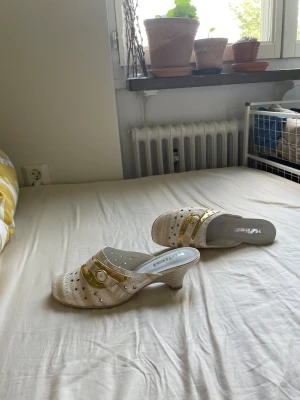 Vintage sandaler - Sandaler med liten platforms klack, stabila och i mycket bra skick! Den har många fina detaljer!