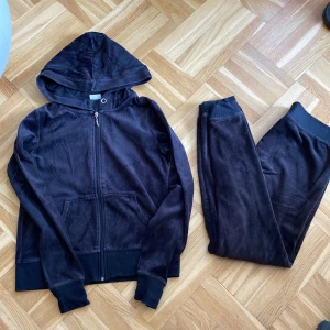 mjukisset - fint mjukisset som inte kommer till användning längre. snörerna i både byxan och tröjan saknas, men byxorna passar mig i midjan som har 36. byxorna är lågmidjade. hoodien är stlk M. setet är svart men ser mörkblått ut på bilden, det beror bara på ljuset