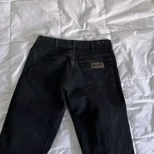 Wrangler jeans svarta dunder bekväma knappt använda