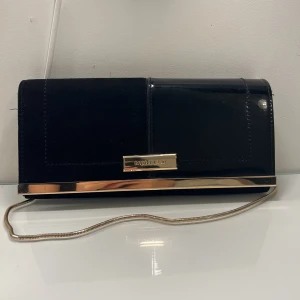 Festhandväska  - super snygg väska för utgång. Knappast använd. 