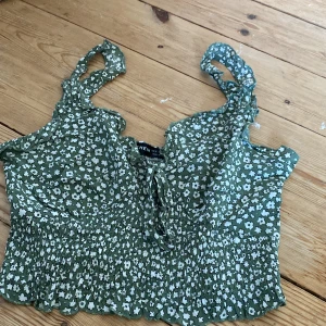 Topp - Grön topp som aldrig har används  Nyskick