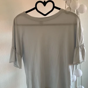 ljusblå topp - ljusblå tröja från vero moda! knappt använd💞