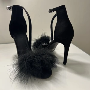 Klackar  - Super fina klackskor som inte kommer till användning längre. Bra skick. 