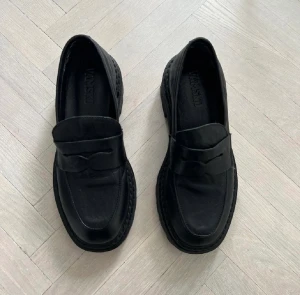 Loafers - Populära Loafers i läder från Vamsko. Köpta här på plock men de var tyvärr för stora för mig🥺  De är i superfint skick och använda 1 gång.  36/23cm Nypris: 1950kr