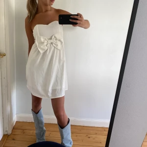 Vit klänning  - Suuuperfin klänning!! Perfekt till student 🌸🌸🌸