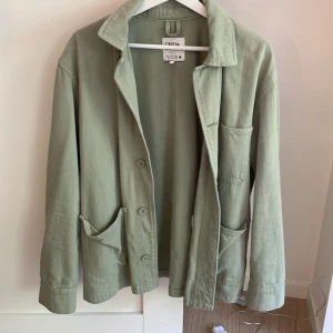 Grön jeansjacka  - Säljer min gröna jeansjacka ifrån zara. Knappast använd och har inga tecken på användning.