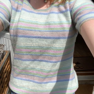 Stickad T-shirt  - Jättefin kortärmad tröja som är stickad! Jätte mjuk och mysig! 