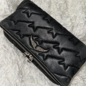 Zadig & Voltaire väska - Zadig & Voltaire väska i rock modellen, stora. Använd mycket men ändå bra skick. Köpt för ca 4 000 kr. Skriv privat för fler bilder eller funderingar. 🤍⚡️