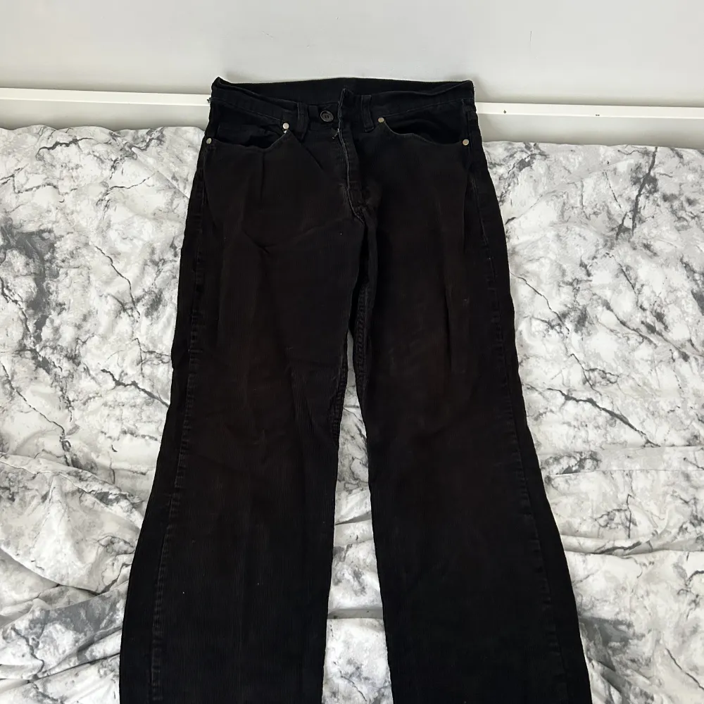 Svarta jeans från zara! W31. Längden är 102 cm.. Jeans & Byxor.