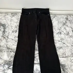 Svarta jeans från zara! W31. Längden är 102 cm.