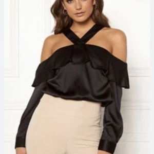 Offshoulder  - Offshoulder topp i satin från Moa Mattssons kollektion med bubbleroom, storlek s