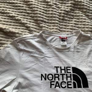 Vit north face t-shirt köpt från xxl storlek m 