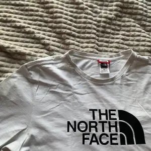 Vit north face t-shirt köpt från xxl storlek m 