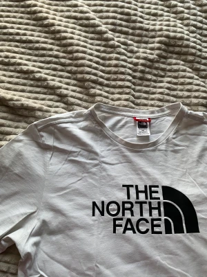 Vit north face t-shirt - Vit north face t-shirt köpt från xxl storlek m 