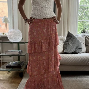 Långkjol - Säljer denna assnygga långkjolen till sommaren! Skriv vid intresse💕💕lånad bild 