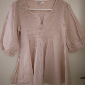 Gammelrosa feminin blus med vida ärmar, vintage look. Strlk: 34, XS-SMALL. Bomull. Felfri. - Gammelrosa feminin blus med vida ärmar, vintage look. Strlk: 34, XS-SMALL. Bomull. Endast använd en gång och handtvättad efteråt. Felfri. 