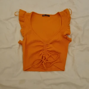 Croptop  - Top feån ZAra knytning vid magen. Storlek M men passar även xs-s liten i storleken 