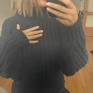 Stickad tröja - Mörkblå stickad tröja.