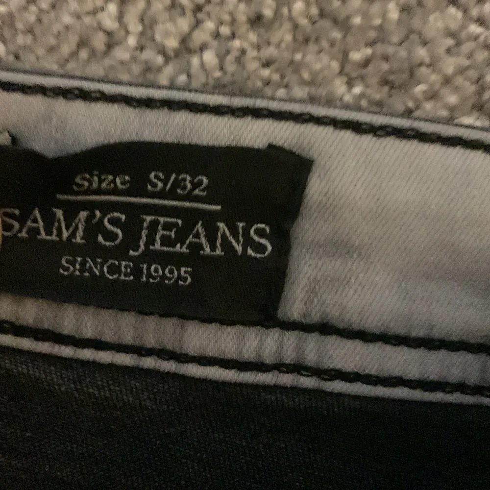 Köpta för 1200kr. Säljer billigt då jag vill bli av med jeans. . Jeans & Byxor.