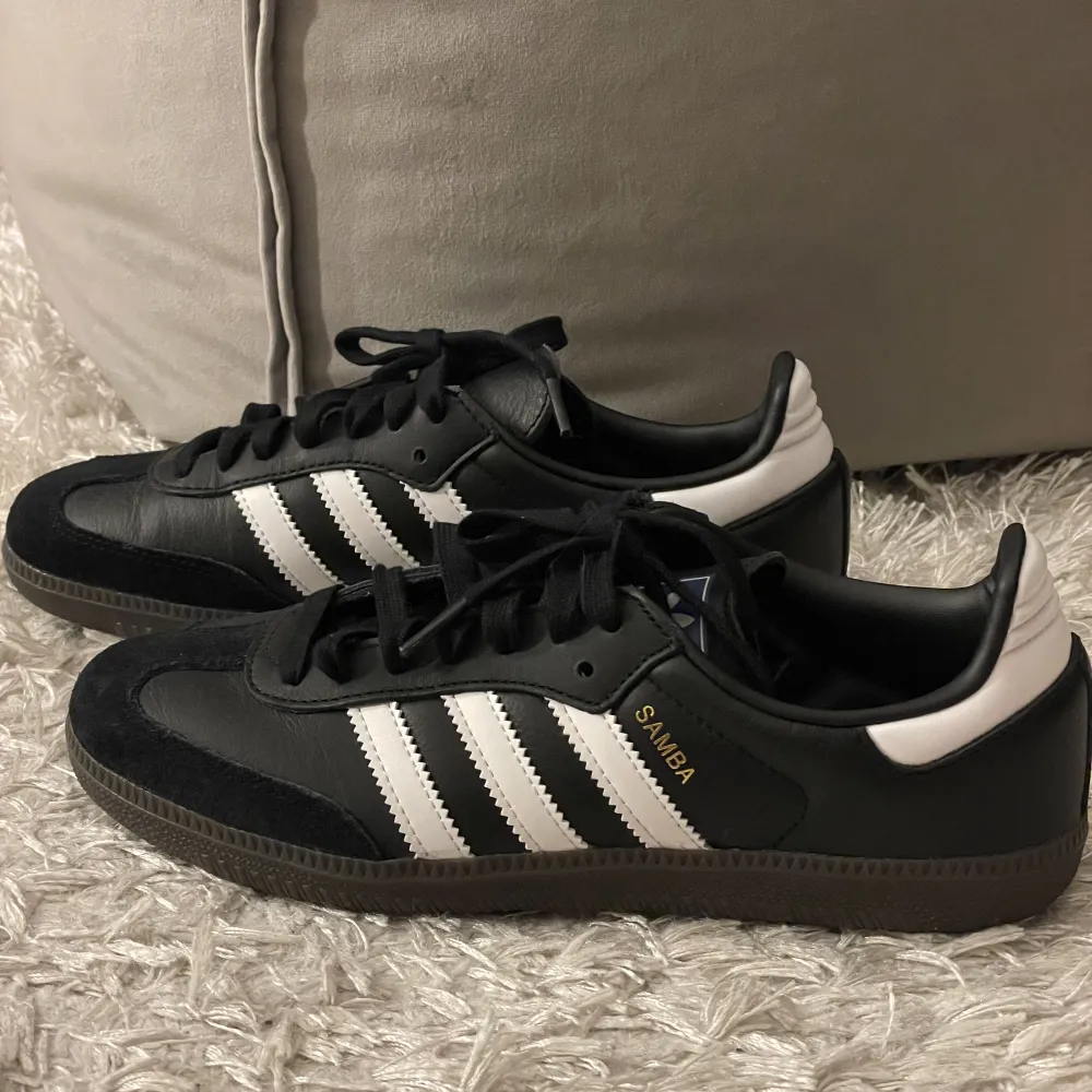 Säljer mina trendiga och jättesnygga Adidas samba i stolek 38. Säljs pga för liten stolek. Skorna är nästan helt sprillans nya (använda en gång) och i superfint skick. ❌Dem är SLUTSÅLDA överallt i stolek 38!❌    Skriv vid intresse eller fler frågor💓💞. Skor.