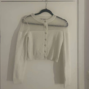 Zara tröja  - Säljer denna jättefina zara tröja med knappar den är endast testad 🤍