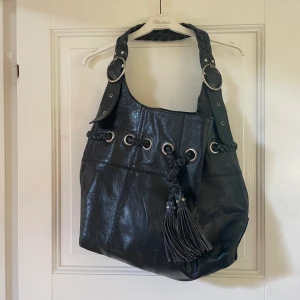 Svart läderväska - Svart läderväska från zoul (ganska stor)