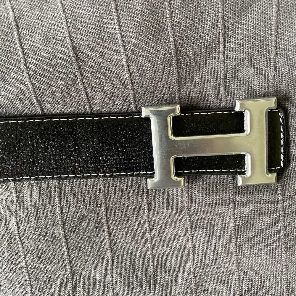 Hermes bälte i bra skick, fick av min pappa men har inte använt, detta är herrmodellen i svart silver. Övrigt.