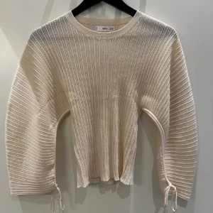 Tröja  - Säljer denna superfina tröja som tyvärr aldrig kommer till användning. Den är endast använd 1 gång. Storlek S