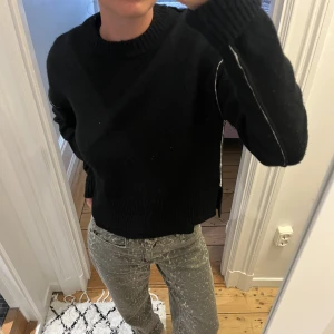 Arket tröja  - Säljer denna fina arket tröja nästan aldrig använd. Svart med vita detaljer på sömmarna. Storlek S men oversize så passar flera. 