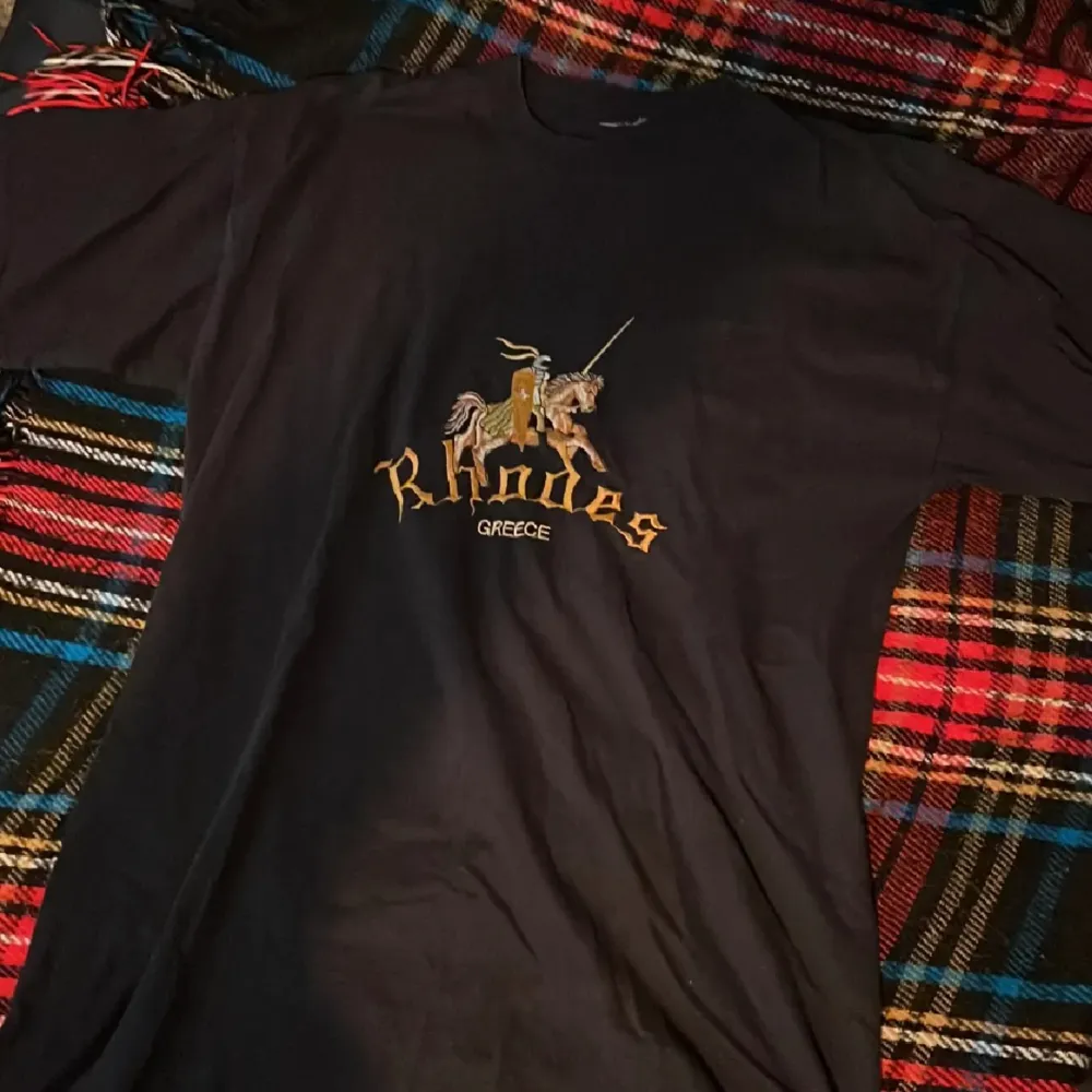 Jättefin tisha köpt på beyond retro, men den sitter inte som jag vill så känner att någon kan älska den mer 🫶. T-shirts.