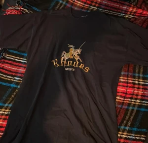 Fin tisha - Jättefin tisha köpt på beyond retro, men den sitter inte som jag vill så känner att någon kan älska den mer 🫶