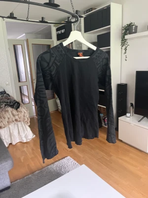 Tröja  - En tröja i använd skick, fortfarande väldigt fin. 