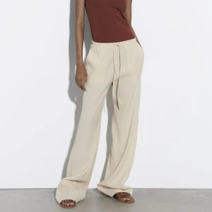 Linné byxor  - Säljer dessa linnebyxor då de är lite för långa på mig! Endast använda en gång💛