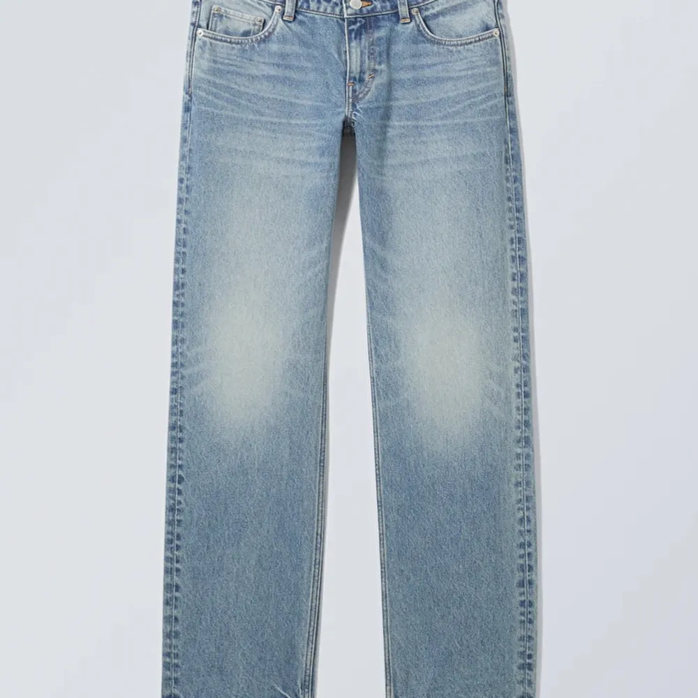 Säljer dessa jeansen då dom är för stora🩷 skicka för fler bilder. Jeans & Byxor.